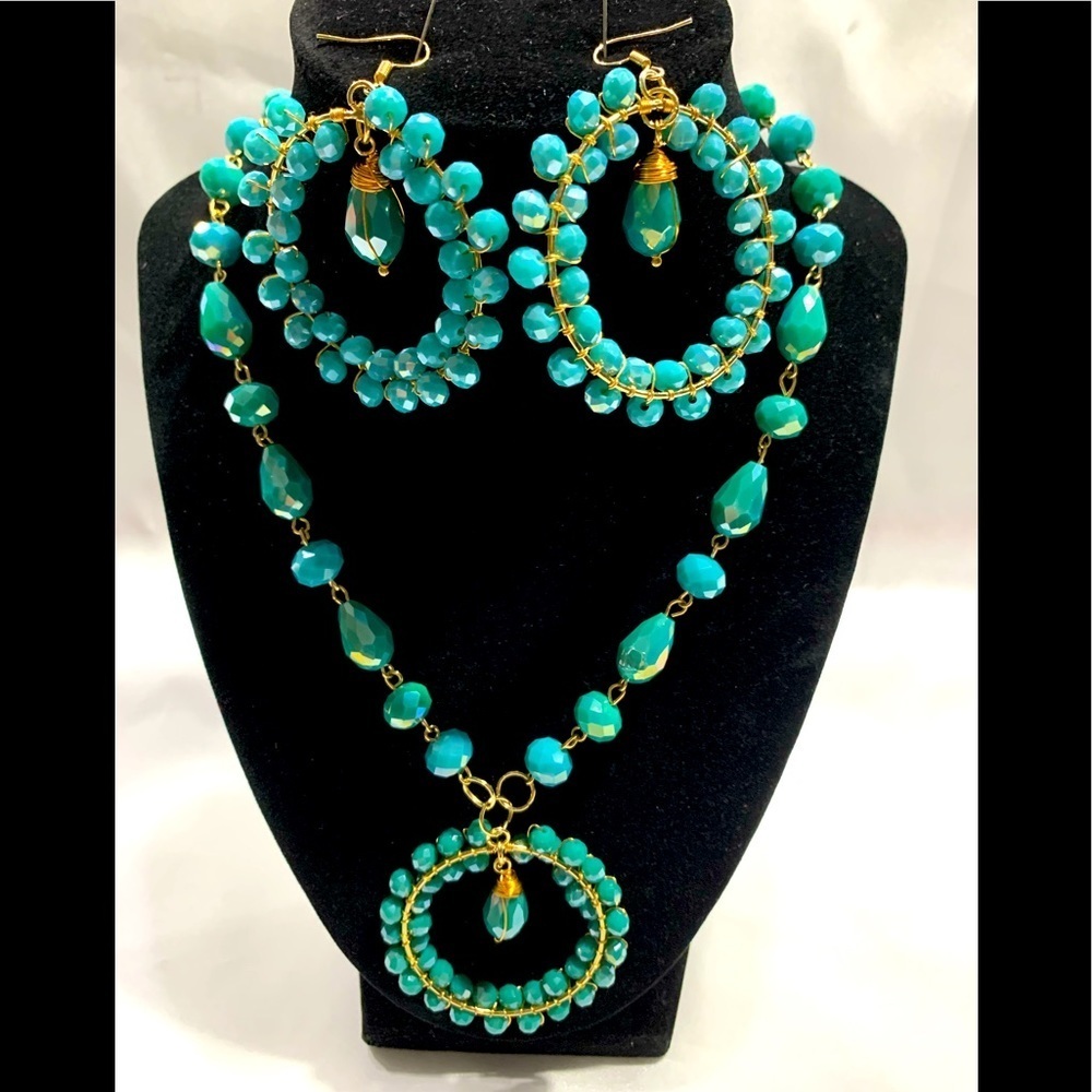 BRAND NEW CRYSTAL BEAUTIFUL NECKLACE AND EARRINGS TURQUOISE COLOR.